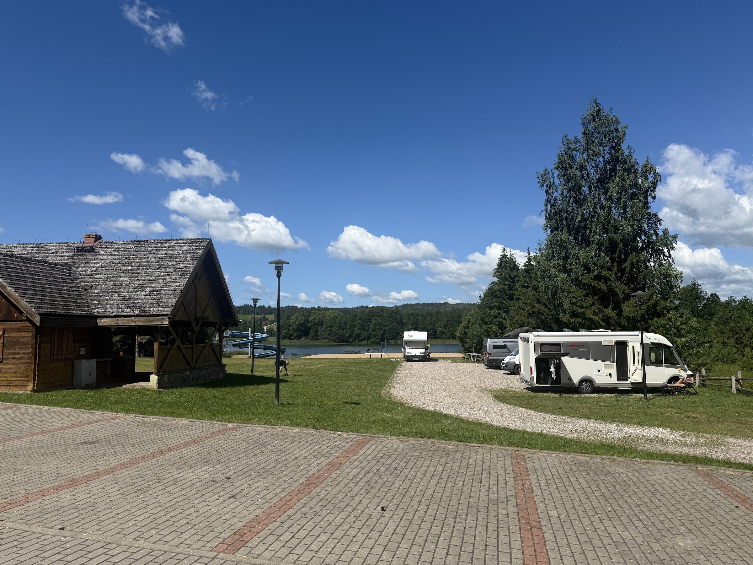 Plac rekreacyjny nad jeziorem Pobondzie